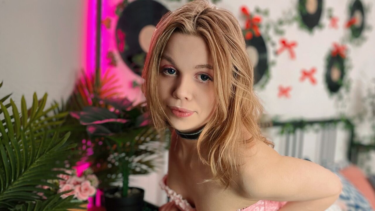 Live Porn Camera of ScarletMarney